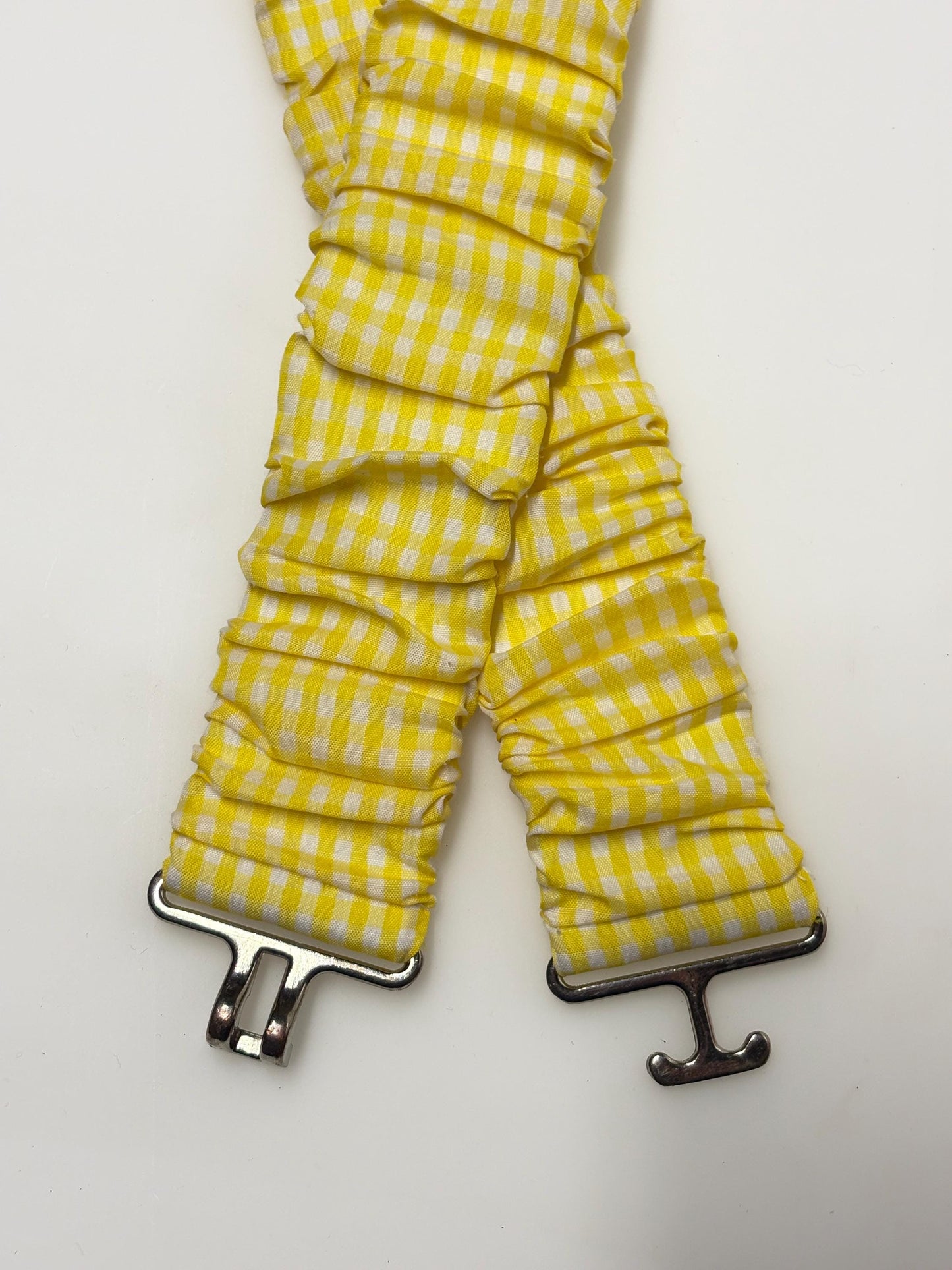 80s vintage womens elastic gingham stretch belt. Flattering cinch effect to wear with a dress. Chrome hook buckle. Country and western