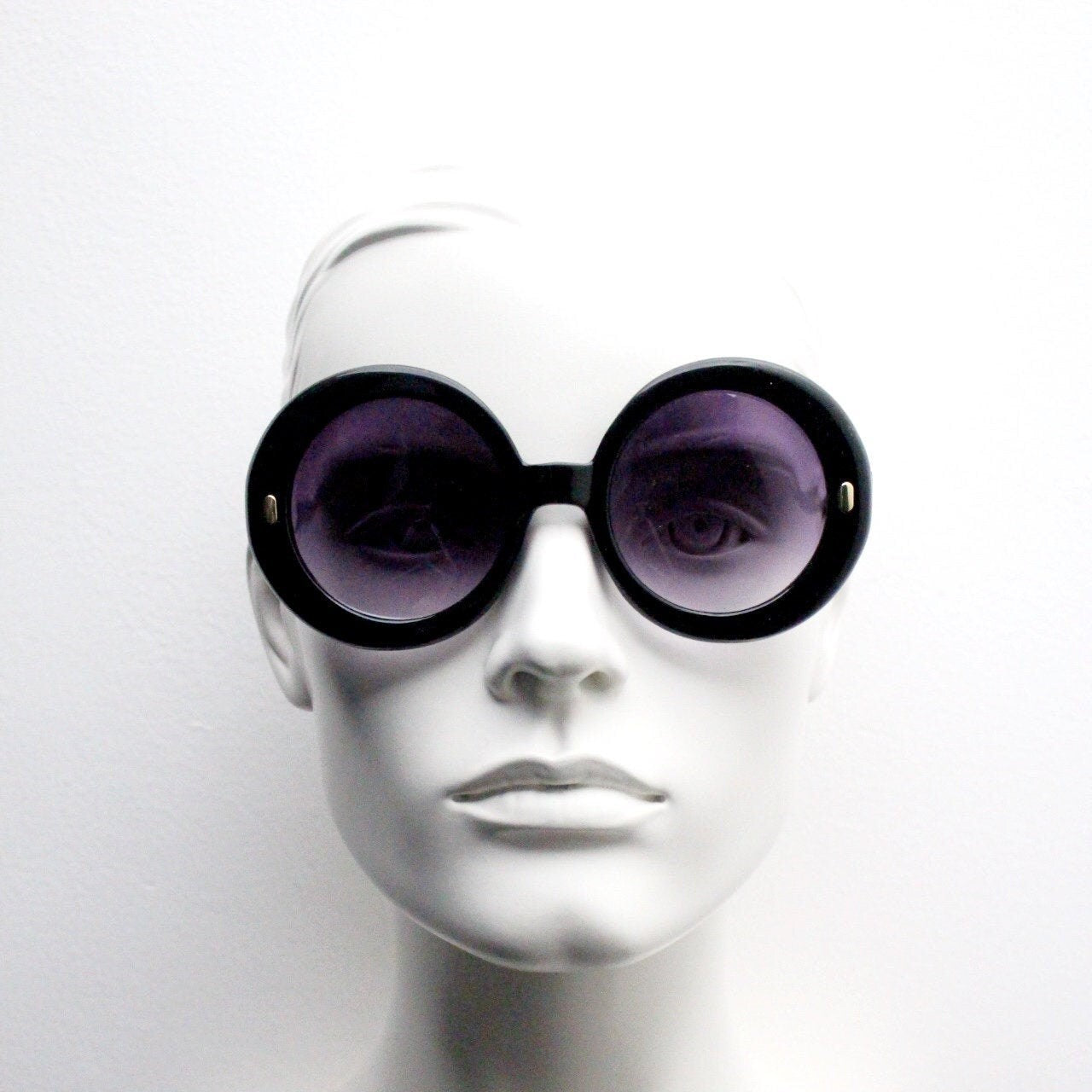 Y2k vintage oversized round sunglasses. Women's big 60s mod style black frame with smoky gradient lenses. Unused BNWT