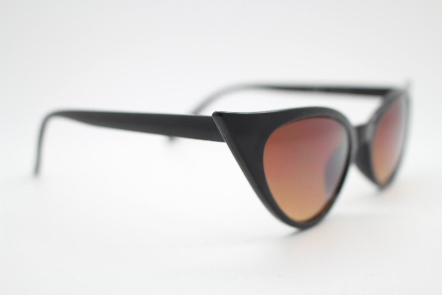 Y2K vintage pointed cat eye sunglasses. Womens black slender 50s style frame with Havana brown lenses. Rockabilly, bad girl pin up