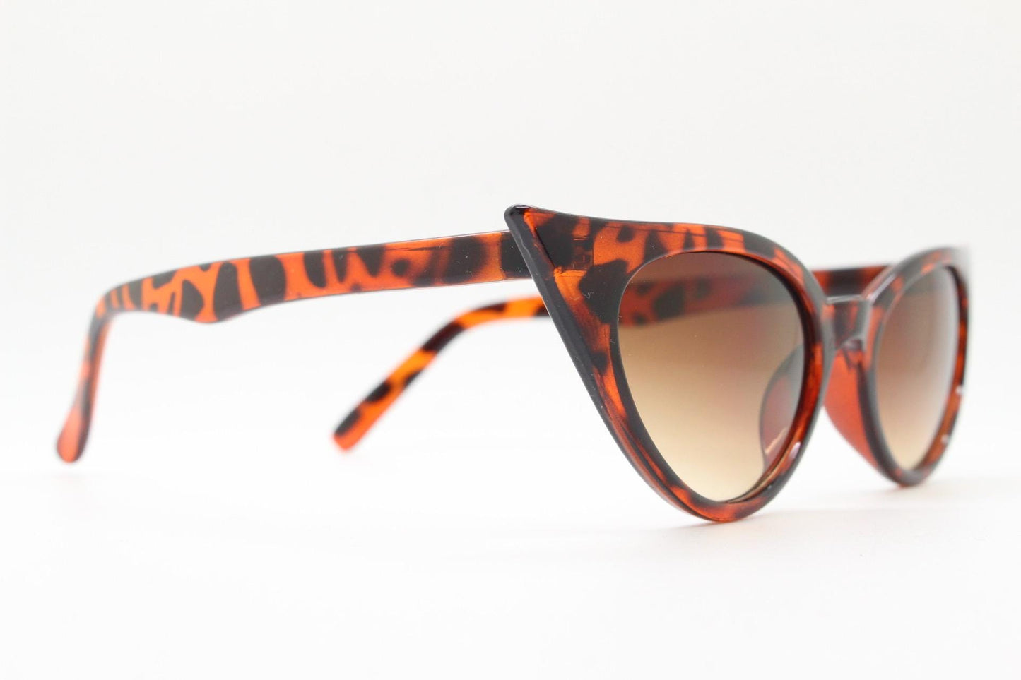 90s vintage pointed cat eye sunglasses. Tortoise slender frame with graduating brown lenses. Womens 50s design rockabilly, pin up