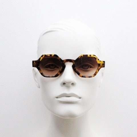 90s vintage hexagon sunglasses. 6 sided honey tortoise gloss chunky frame with graduating Havana brown lens tone. NOS
