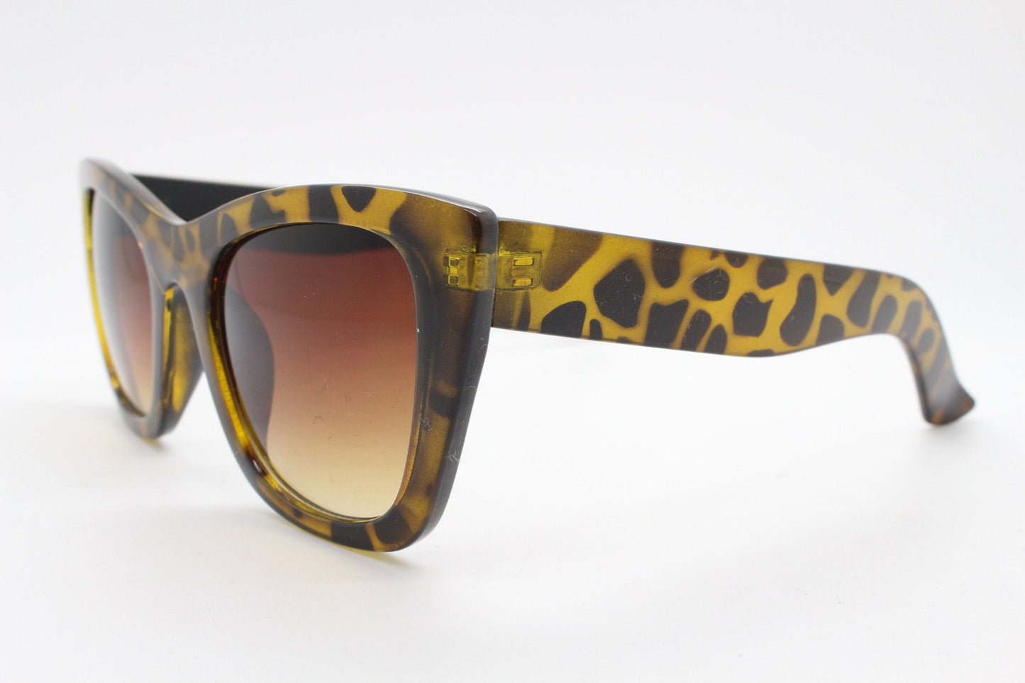 Vintage Y2K pointed cat eye sunglasses. Womens sharp angled cat eye with radiant tortoise frame. 50s rockabilly, pin up. 2000s NOS cateyes