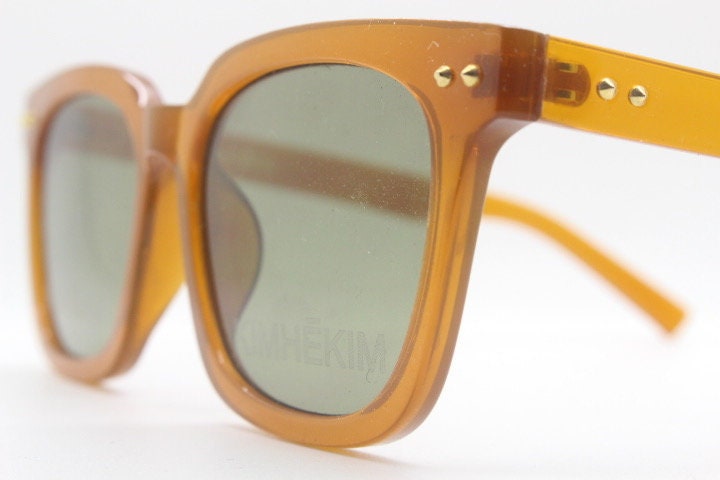 KIMHEKIM oversized wayfarer design sunglasses model J00\2. Transparent amber acetate chunky frame with 2 logo green lenses. BNWOT