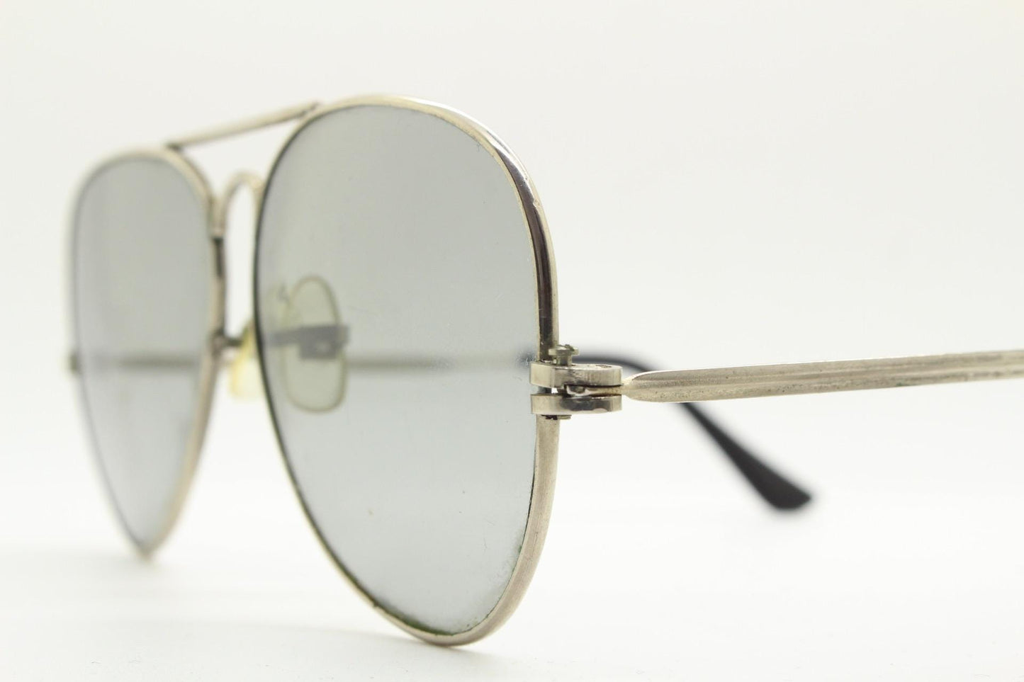 70s vintage aviator sunglasses. Optimal shape classic pilot aviators in a silver metal frame with light tone real glass lenses. Teardrop,