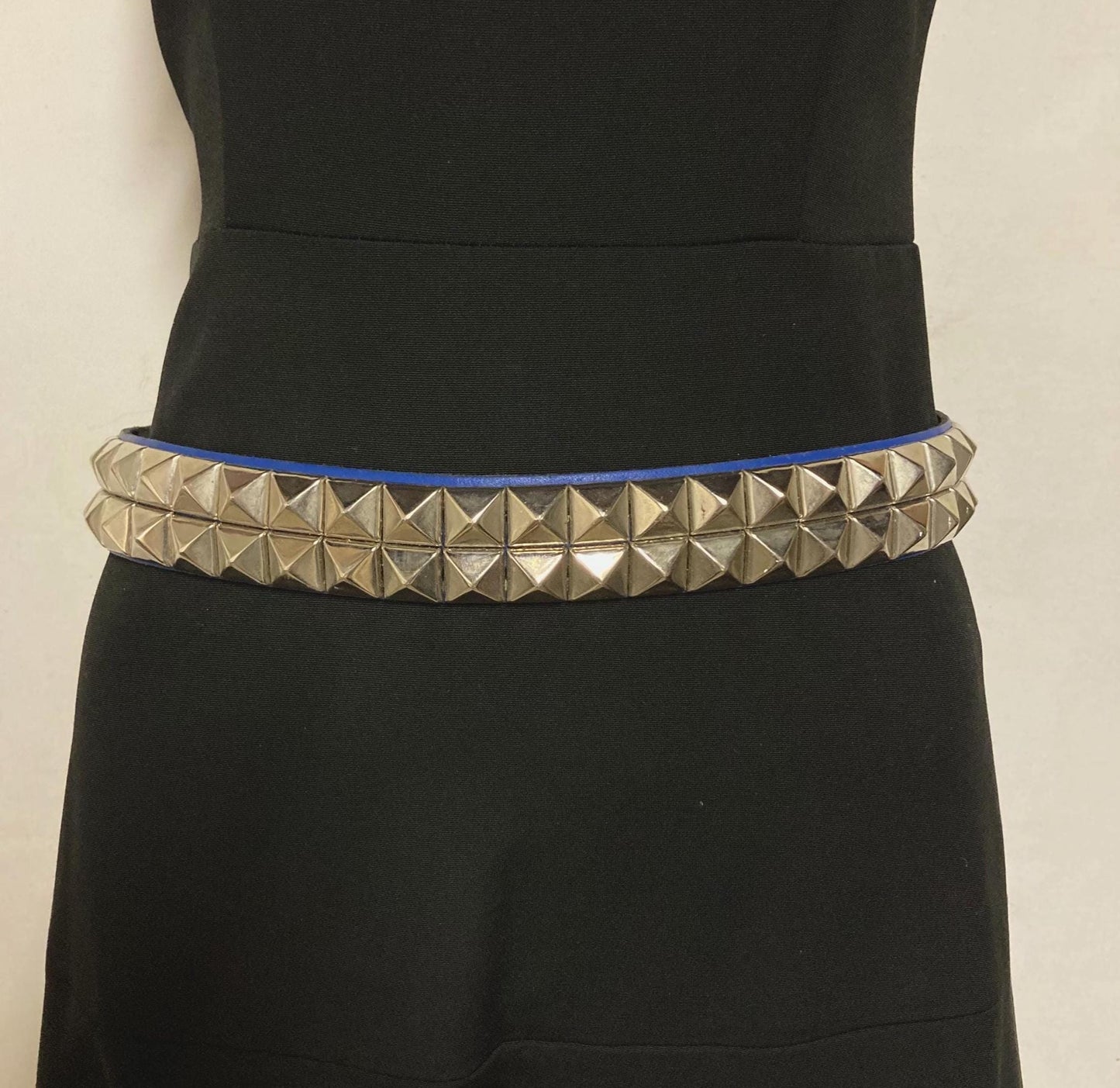80s vintage thick genuine leather studded belt.  Royal blue with changeable buckle and 2 rows of conical silver metal studs. NOS size M