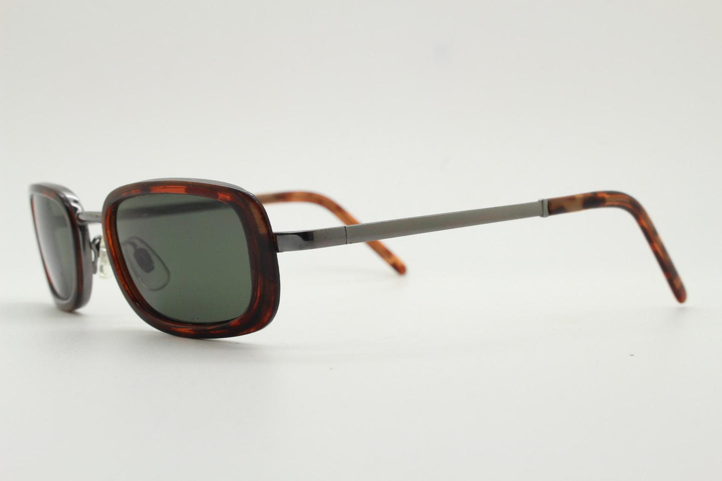 90s vintage rectangular sunglasses. Grey chrome metal frame with protruding tortoise insets, matching ear bends and green lenses
