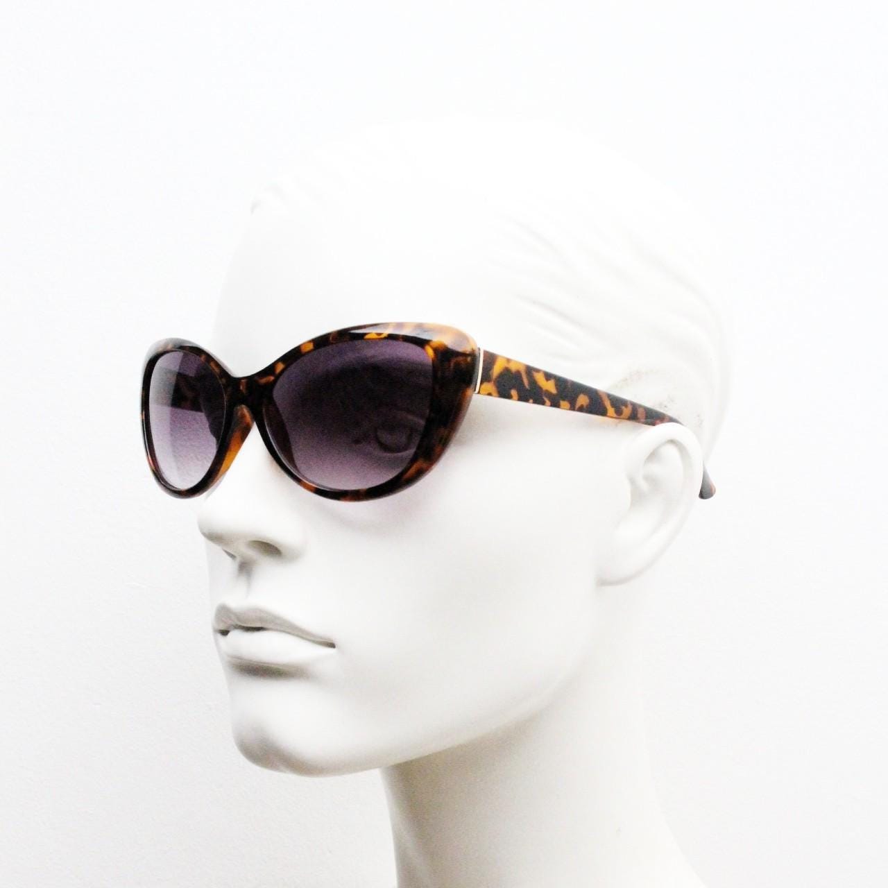 Vintage Y2K oval cat eye sunglasses. 2000s womens tortoise cateye with black graduating lenses. Rockabilly pin up. NOS catseye