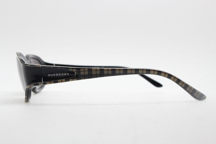 Burberry 90s vintage rectangular sunglasses model 8334/S made by Safilo. Low profile wrap around frame with subtle classic check pattern