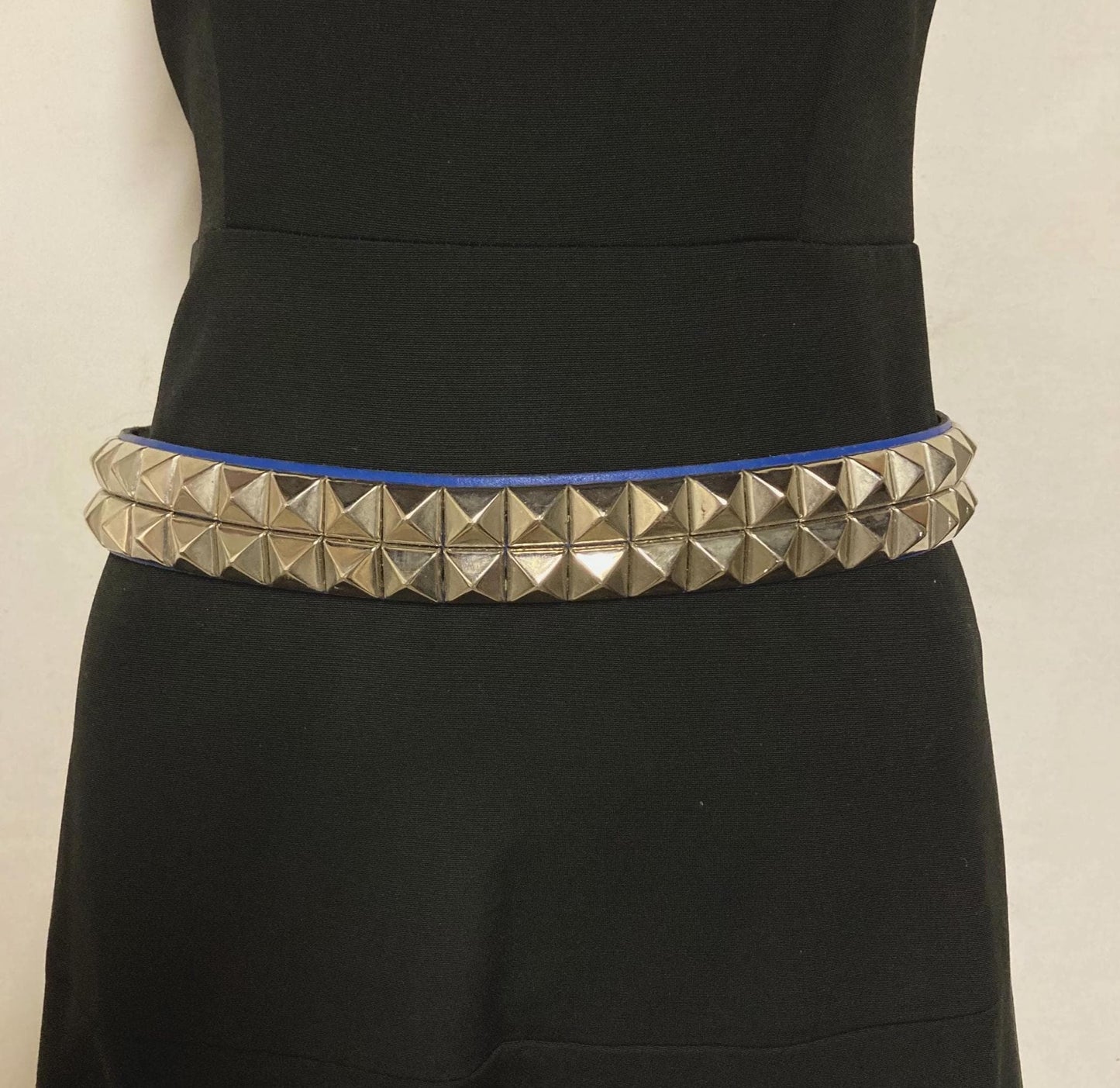 80s vintage thick genuine leather studded belt.  Royal blue with changeable buckle and 2 rows of conical silver metal studs. NOS size M