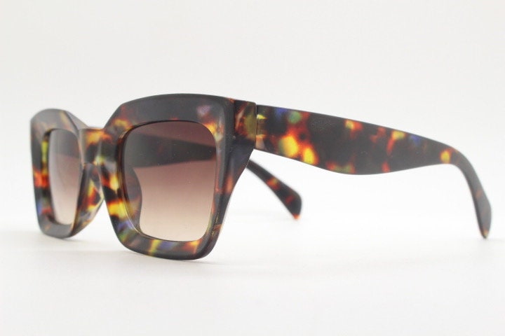 Y2K vintage thick cateye sunglasses. Womens autumnal tortoise coloured big arm cat eye frame with Havana brown gradient lenses. NOS