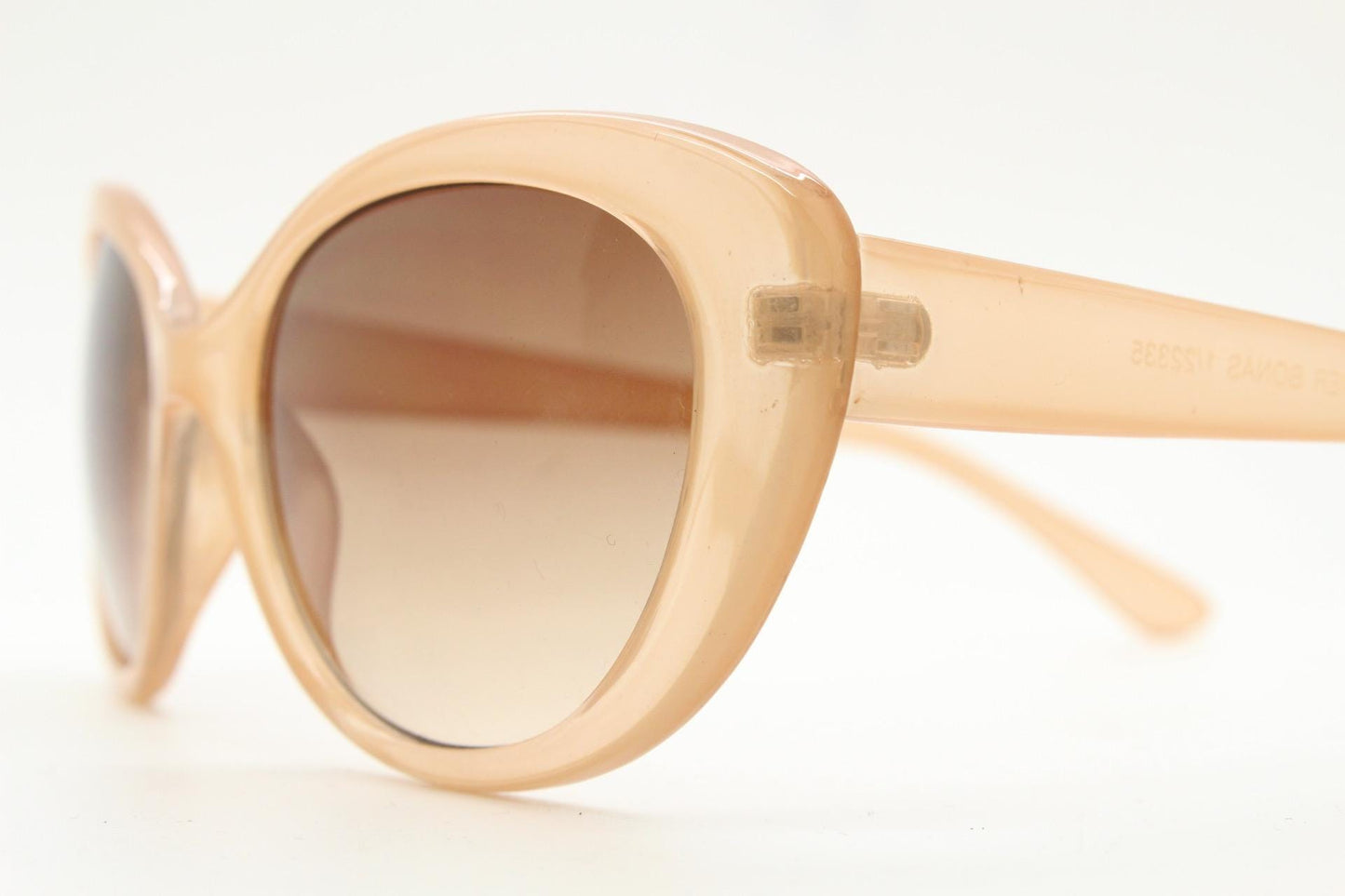 Oliver Bonas Vintage Y2K oval cat eye sunglasses. 2000s womens beige cateye with well matched graduating Havana brown lenses. NOS