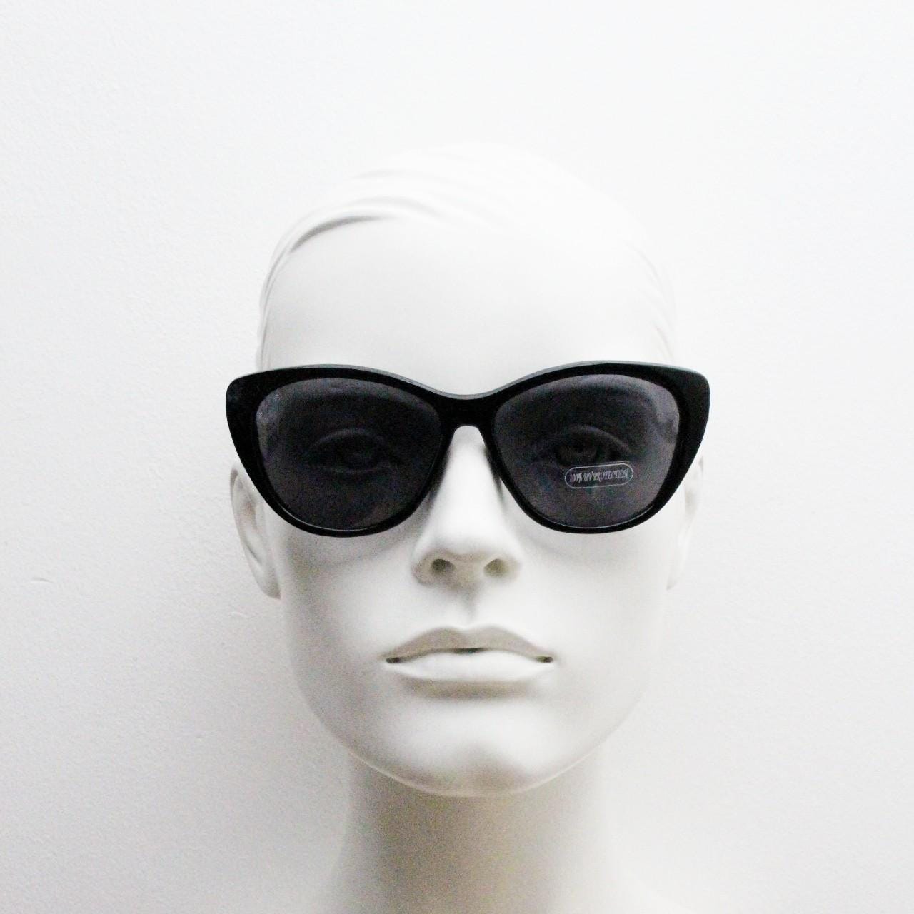 Vintage Y2K oval cat eye sunglasses. Womens plain black cateye in slightly large proportions. Rockabilly pin up. 2000s NOS catseye
