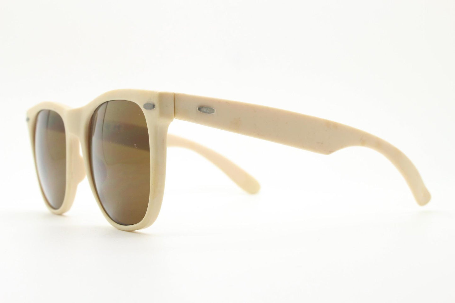 Vintage 80s wayfarer style sunglasses. All time classic slightly oversized design in matt white with brown lenses. Flava Flav
