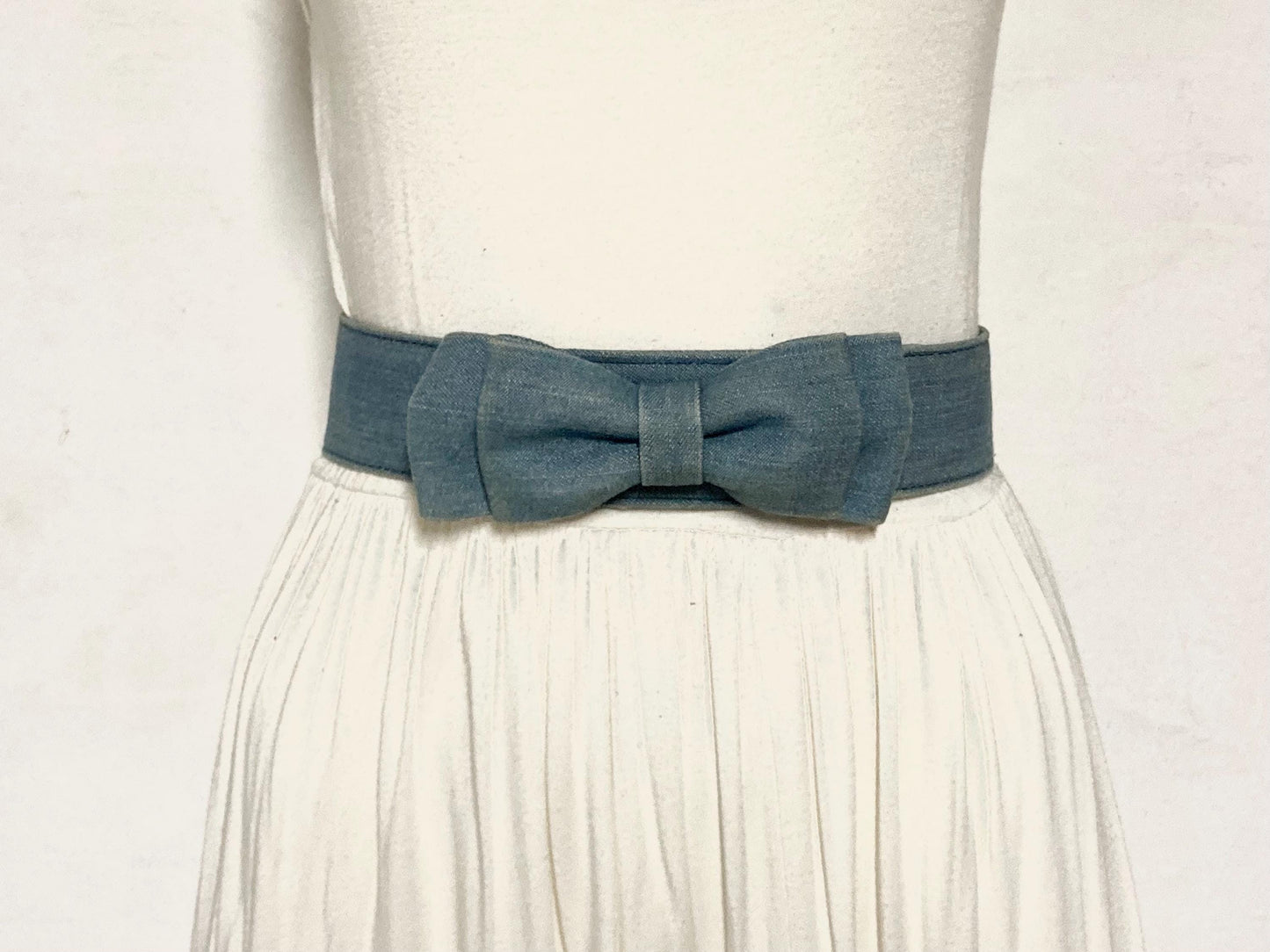 80s vintage womens dress belt in light blue denim with big bow in neat proportions. Adjustable. Used in good condition