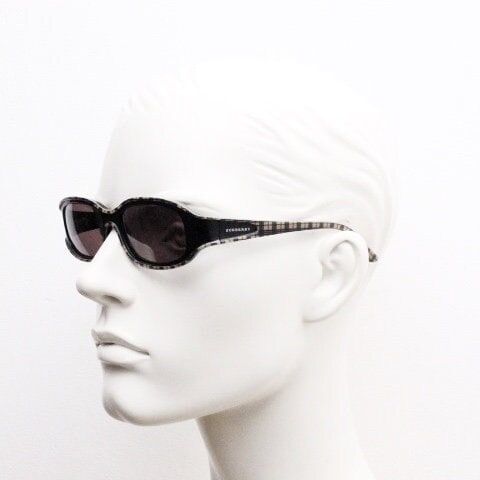 Burberry 90s vintage rectangular sunglasses model 8334/S made by Safilo. Low profile wrap around frame with subtle classic check pattern
