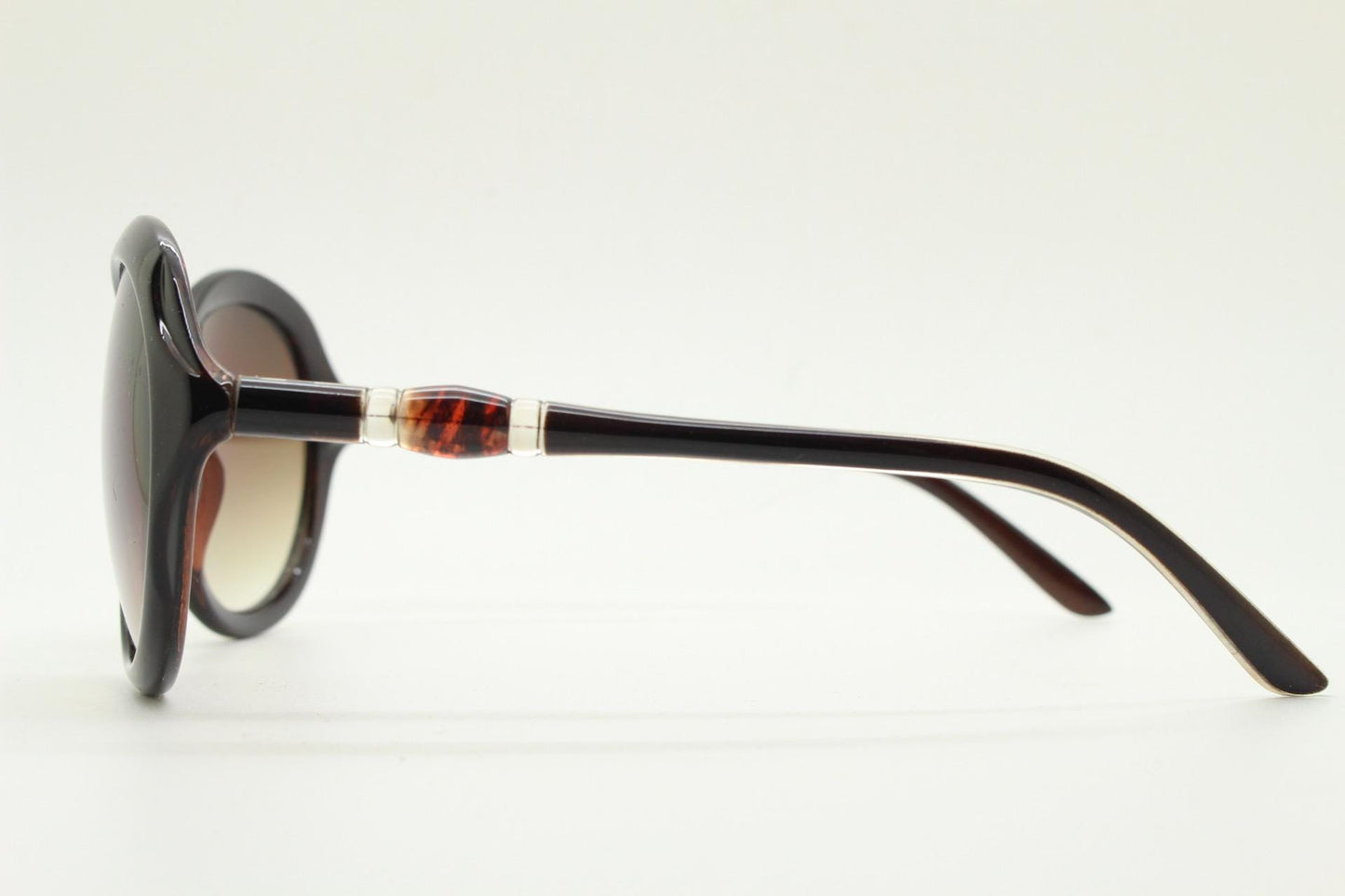 Y2K vintage big round sunglasses. Women's classical 60s design in brown gloss with graduating lenses and subtle arm detail. 2000s. 00s NOS