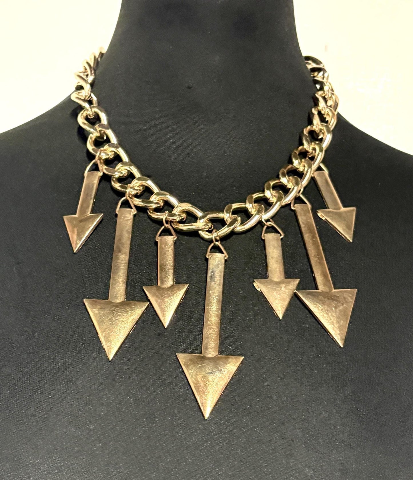 80s vintage massive arrows on a chain necklace. Bombastic golden shiny metal arrows in different sizes on a chunky fat chain. Hip Hop