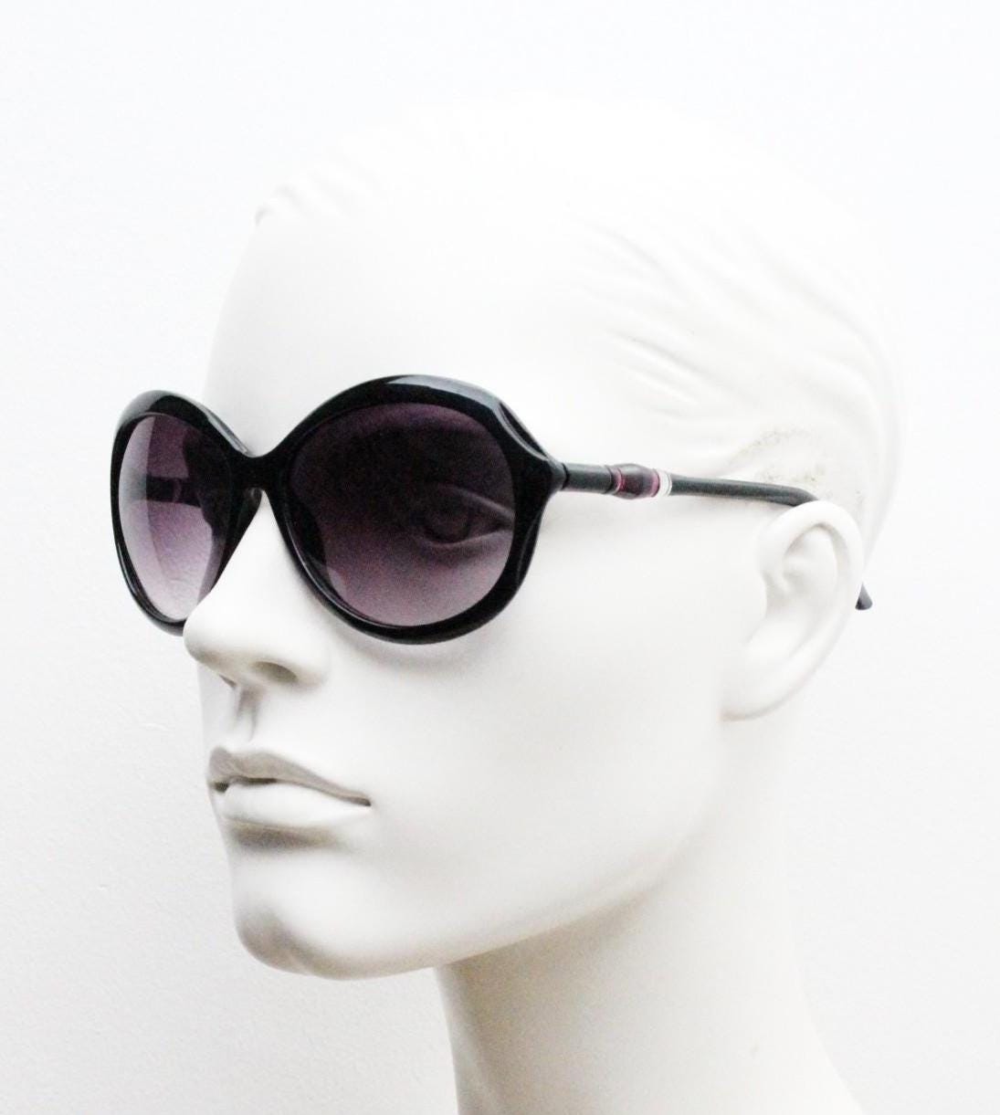 Y2K vintage big round sunglasses. Women's classical 60s design in black gloss with graduating lenses and subtle arm detail. 2000s. 00s NOS