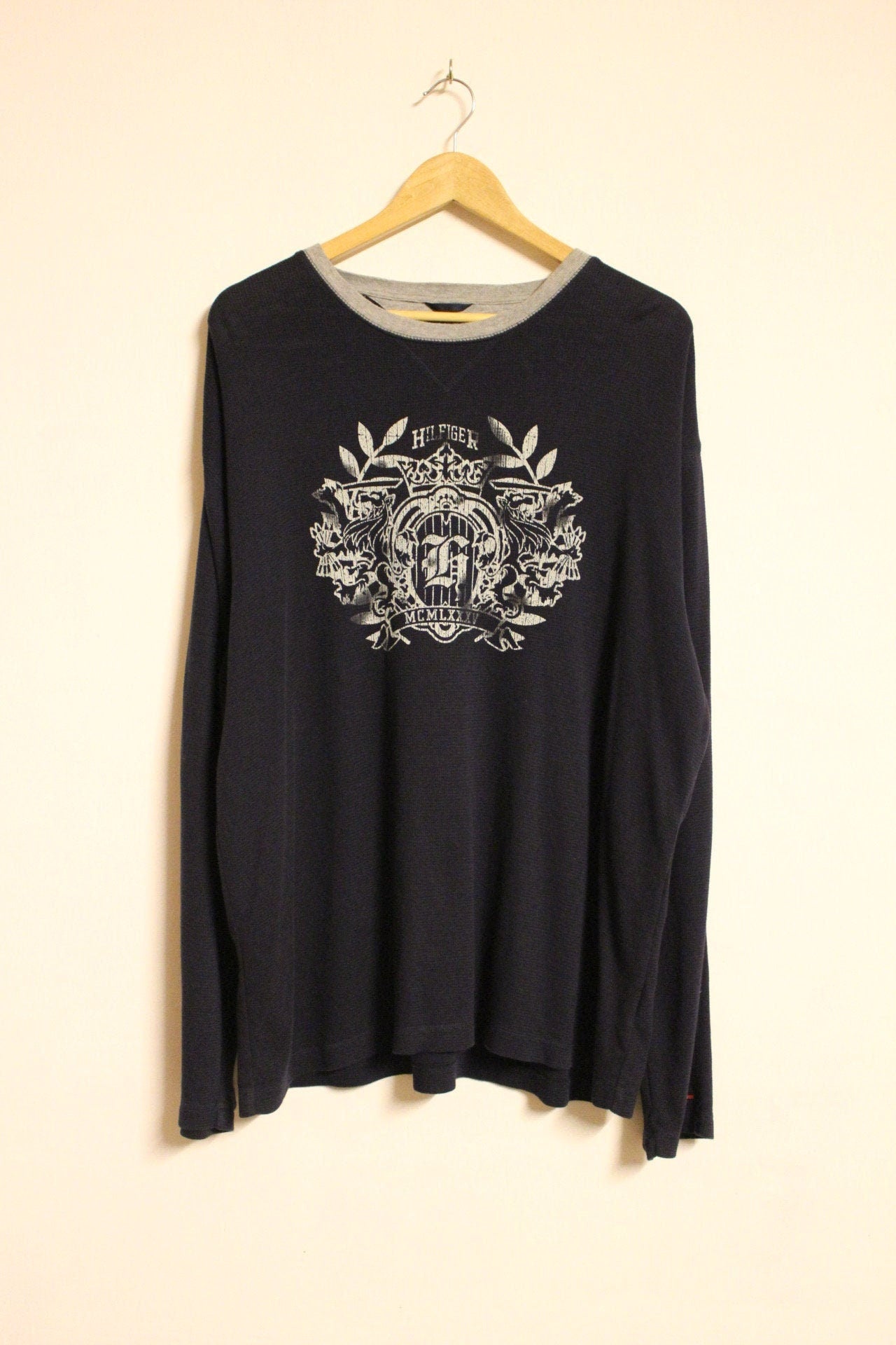 Tommy Hilfiger vintage pullover . Plain navy XL crew neck sweatshirt with big heritage crest print. Round neck oversized jumper
