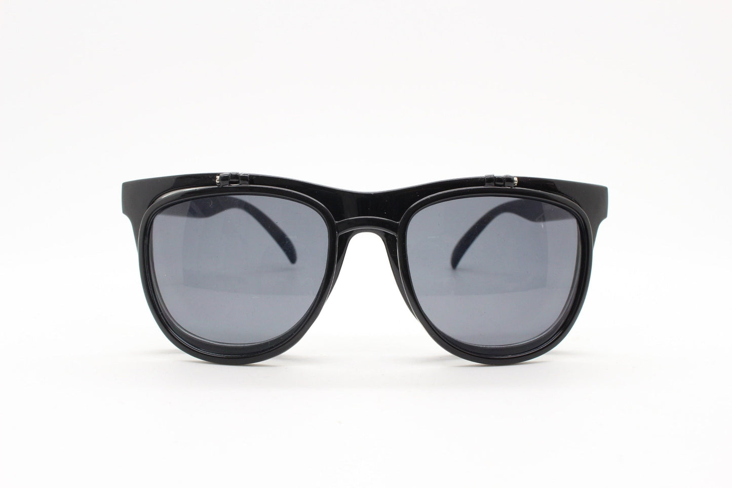 Vintage 90s wayfarer design flipper sunglasses. All time classic 50s, 60s design in plain black with double flipper visor. BNWT unusual