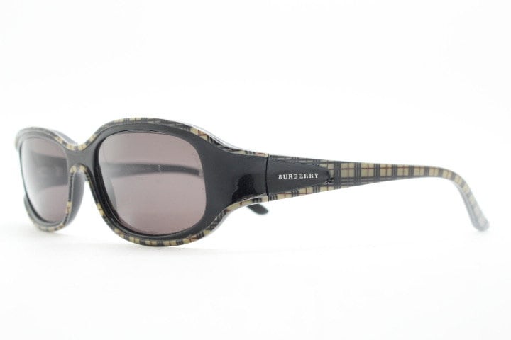 Burberry 90s vintage rectangular sunglasses model 8334/S made by Safilo. Low profile wrap around frame with subtle classic check pattern