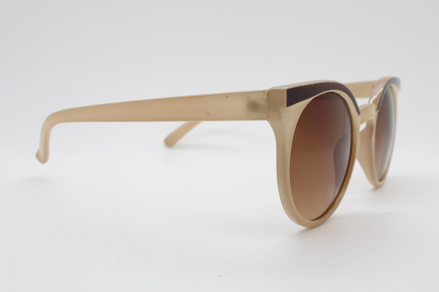 Vintage 80s flat top cat eye sunglasses. Womens beige cateye with dark brown brow and graduating lenses. BNWT catseye