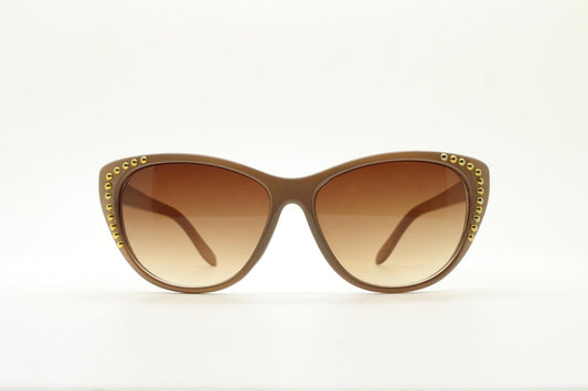 Vintage Y2K oval cat eye sunglasses. 2000s womens beige cateye with well matched graduating Havana brown lenses and gold corner studs. NOS