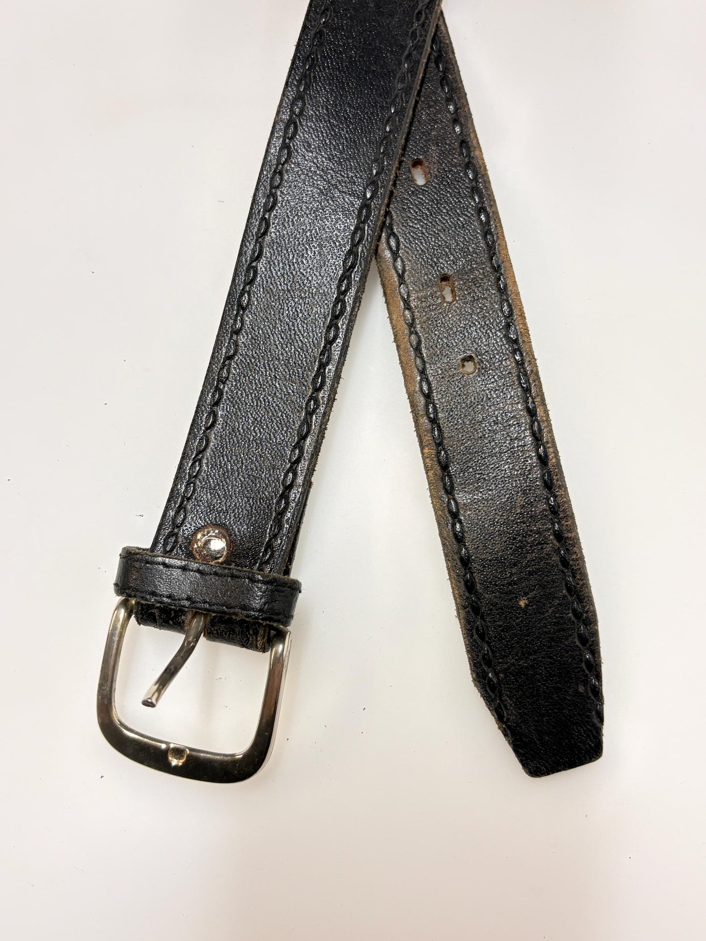 80s vintage plain black genuine leather 1" belt with simple metal buckle and embossed stitching design edge. For jeans or trousers