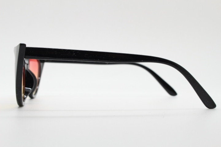 Y2K vintage pointed cat eye sunglasses. Womens black slender 50s design frame with pink to yellow ombre lenses. Rockabilly bad girl pin up