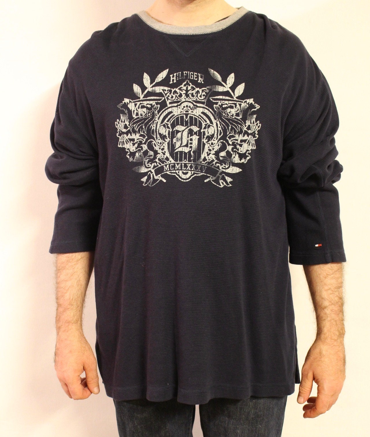 Tommy Hilfiger vintage pullover . Plain navy XL crew neck sweatshirt with big heritage crest print. Round neck oversized jumper