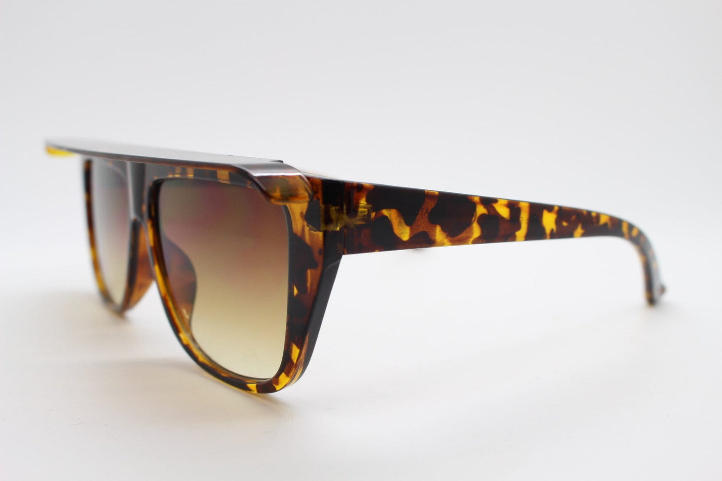Y2K vintage visor sunglasses. Flat top brow with unusual peak in a tortoise frame with graduating brown lenses. 2000s BNWT