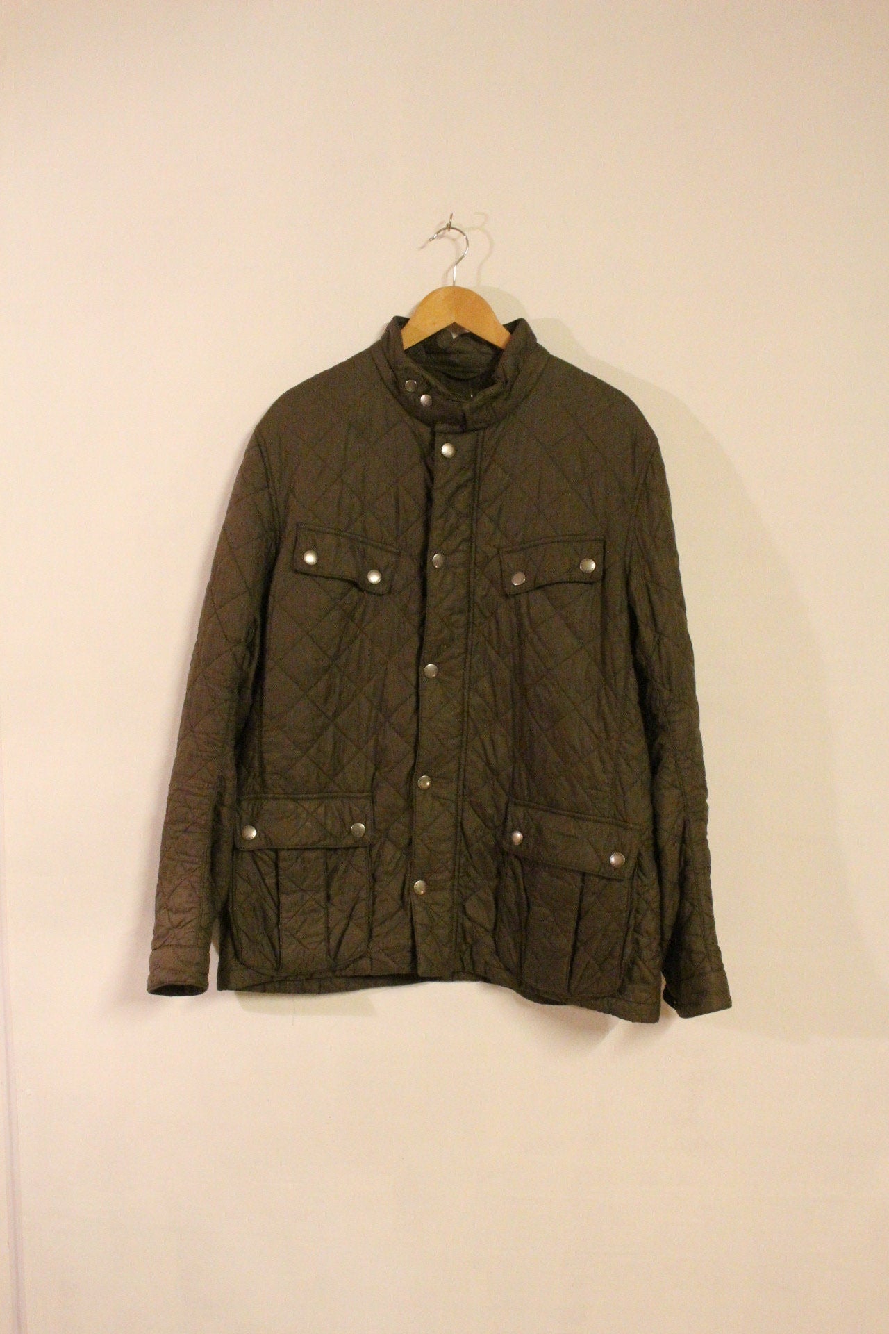 Barbour vintage quilted three quarter length 4 pocket round neck jacket. Khaki green M65 design with stamped stud buttons. Size L