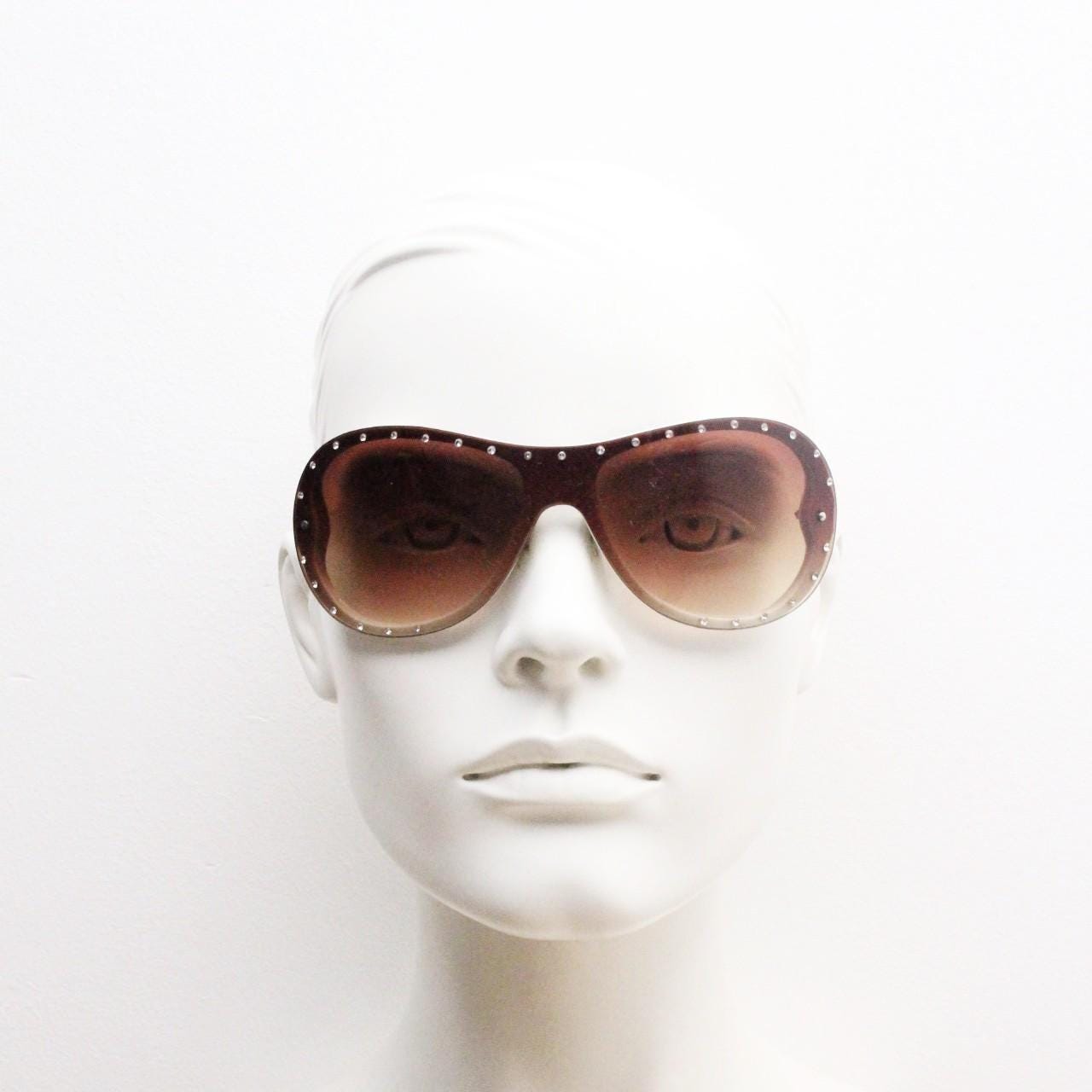 Y2K vintage visor aviator sunglasses with diamante. White wrap around mini mask shield design with curved mono lens. 2000s NOS. Rhinestone