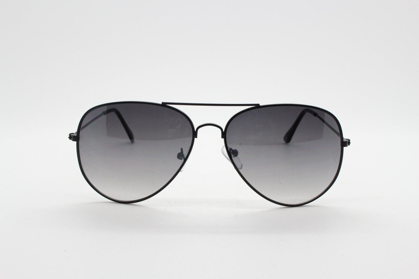 Y2K vintage aviator sunglasses. Optimal shape classic pilot aviators in black metal frame with graduating lenses. Teardrop, NOS