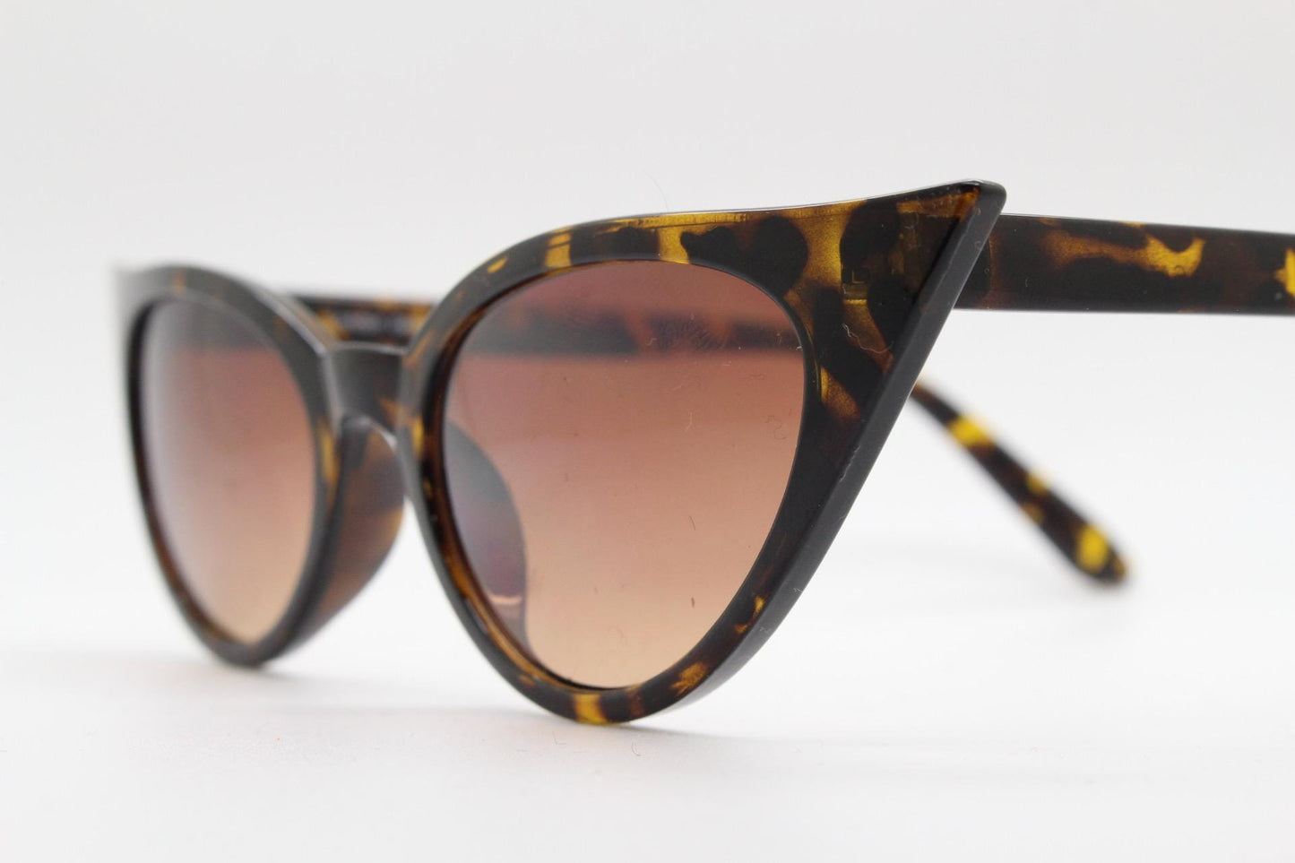 90s vintage pointed cat eye sunglasses. Tortoise slender frame with graduating brown lenses. Womens 50s design rockabilly, pin up