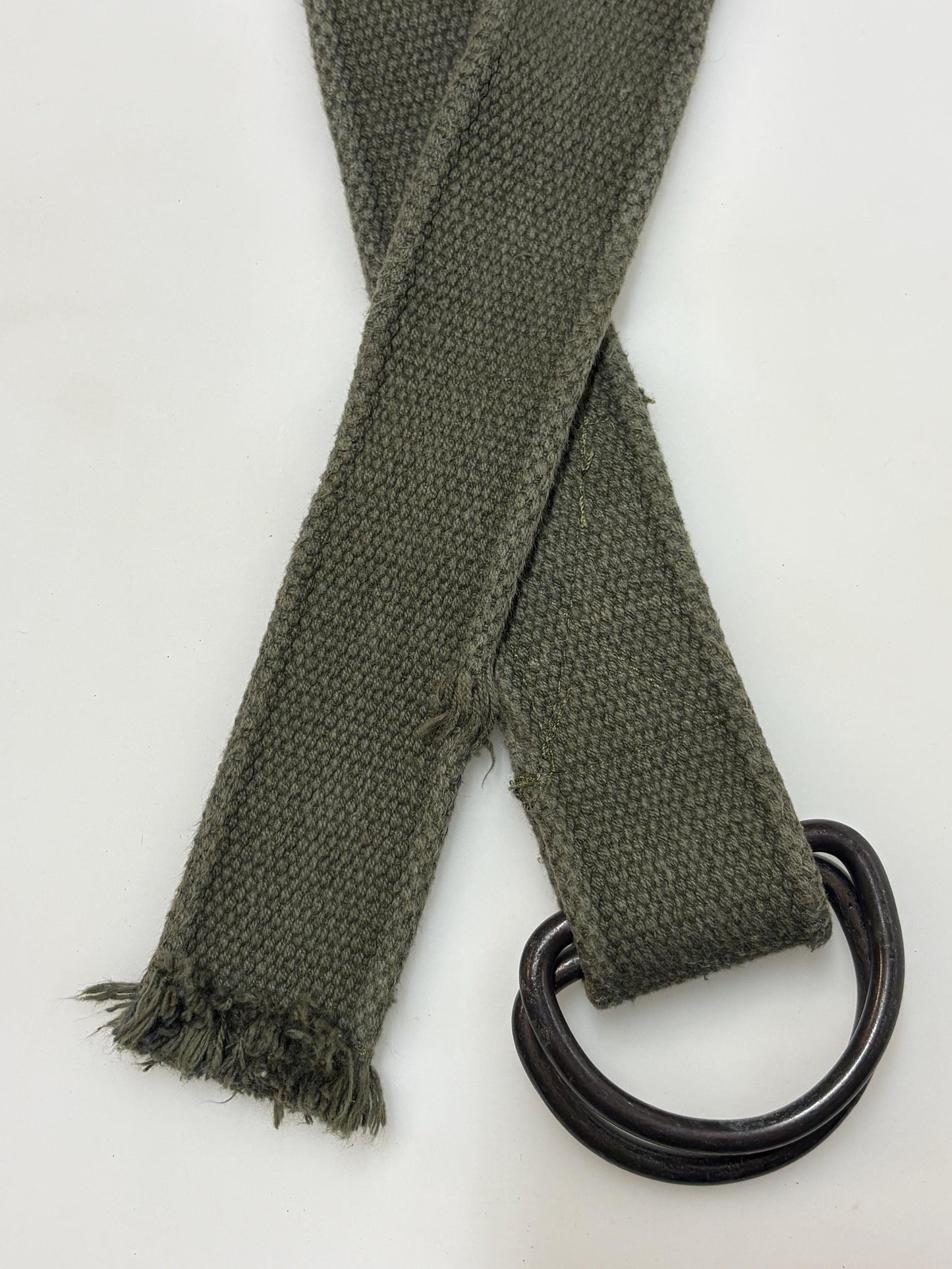 90s vintage genuine army belt. Thick woven canvas in green. Distressed look. Metal looping backwards buckle. Fully adjustable. Webbing
