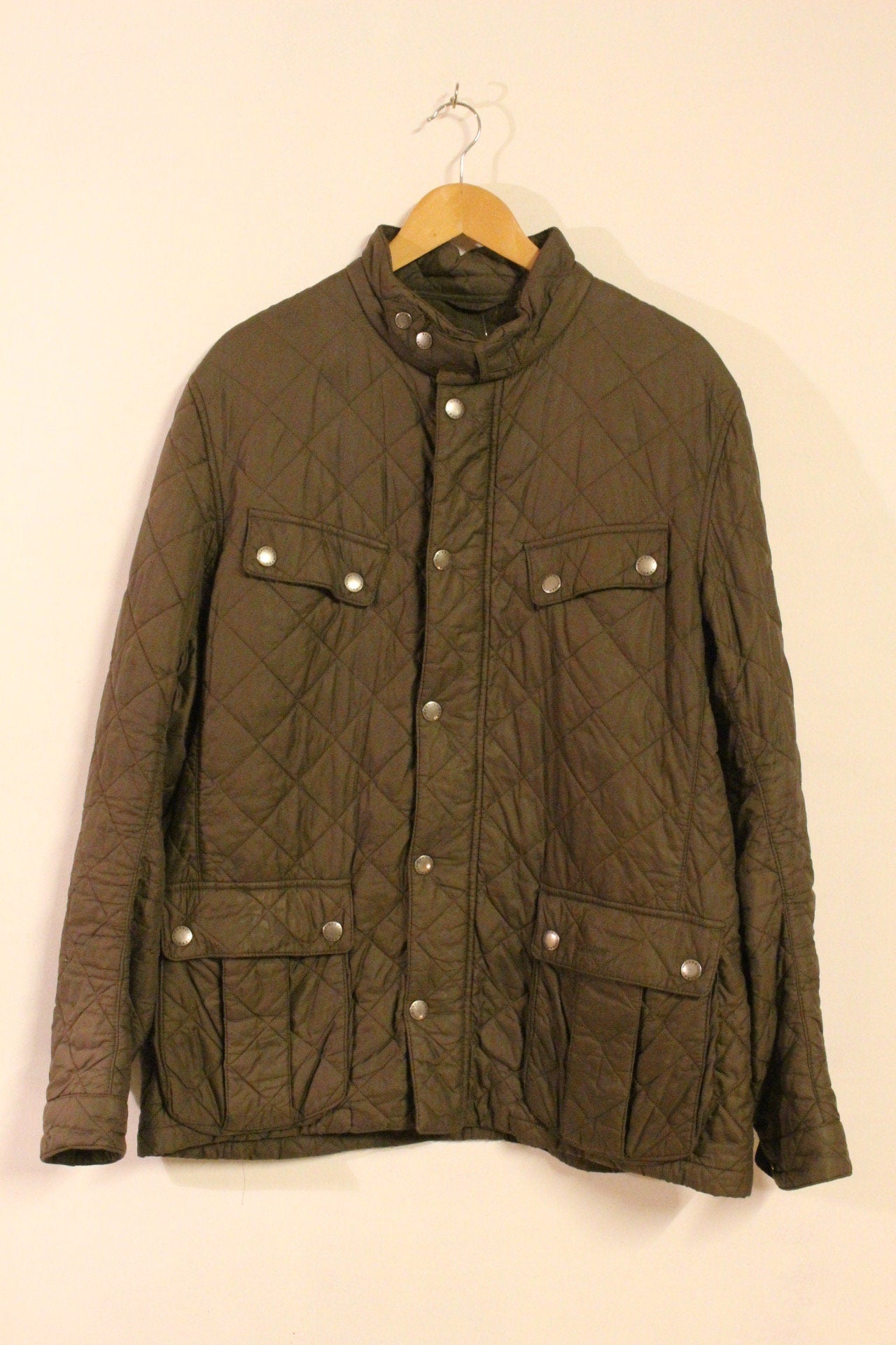 Barbour vintage quilted three quarter length 4 pocket round neck jacket. Khaki green M65 design with stamped stud buttons. Size L
