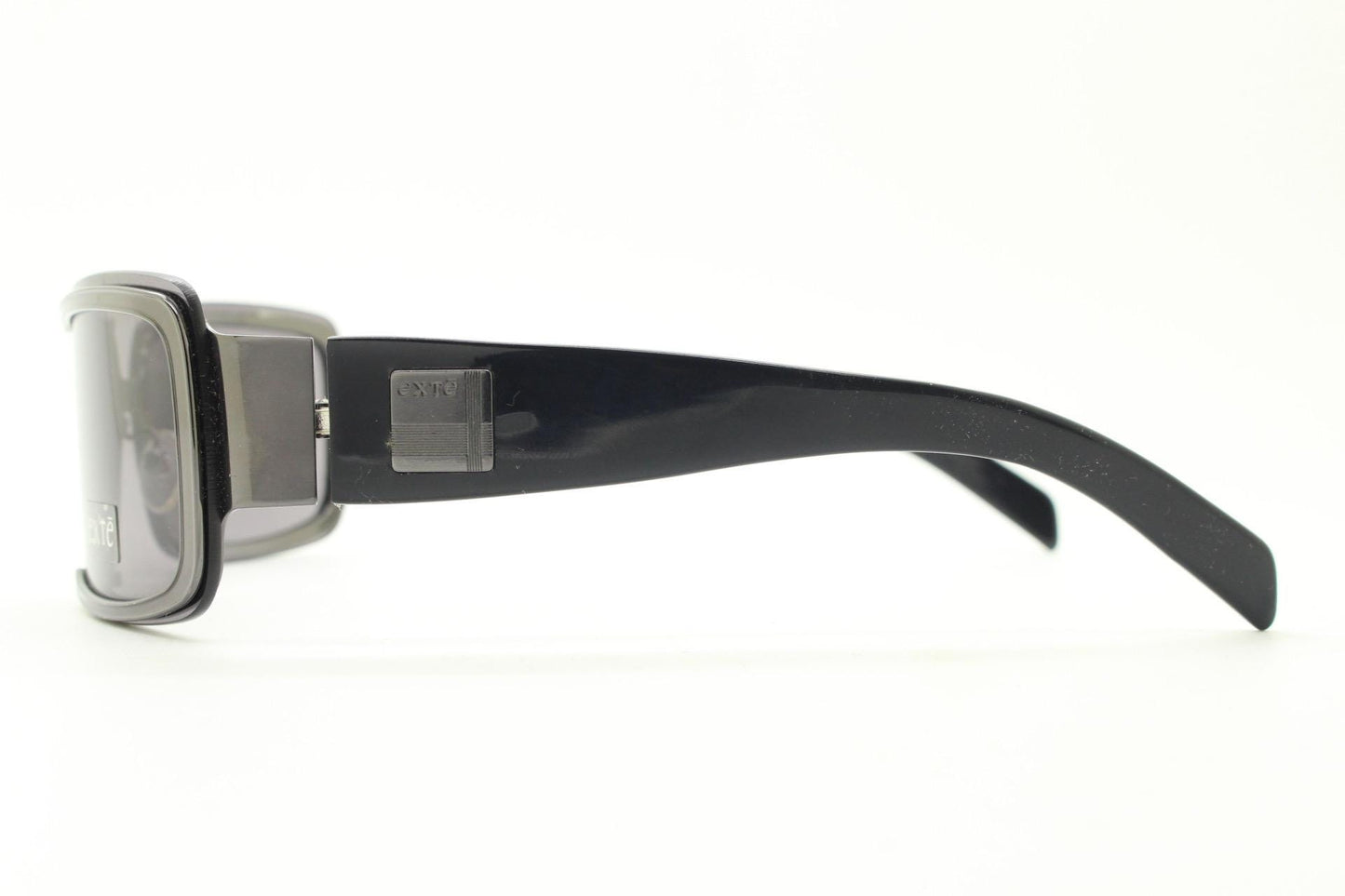 Exte wrap around 90s vintage sunglasses made in Italy. Grey metal front with black acetate arms and curved lenses in neat proportions. BNWT
