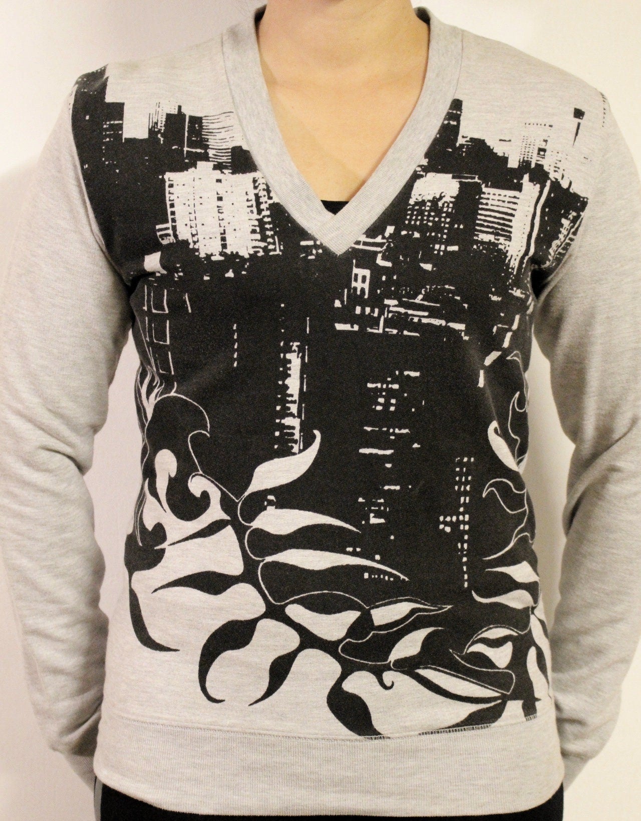 Vintage Y2K v neck grey sweatshirt with black abstract city scape graphic print. Womens fitted pullover top. 2000s sweater. Jumper