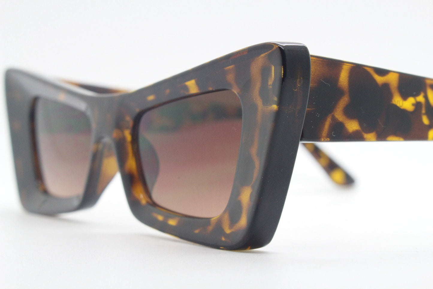 Y2K vintage dynamic winged cat eye sunglasses. Women's tortoise thick concave angled frame with graduating lenses. 2000s BNWT