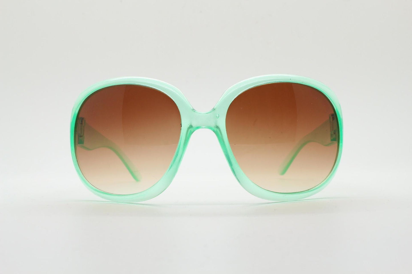 Y2k vintage oversized womens sunglasses. Big and bold 70s design in a transparent green frame with well matched brown lenses. Rave 2000s