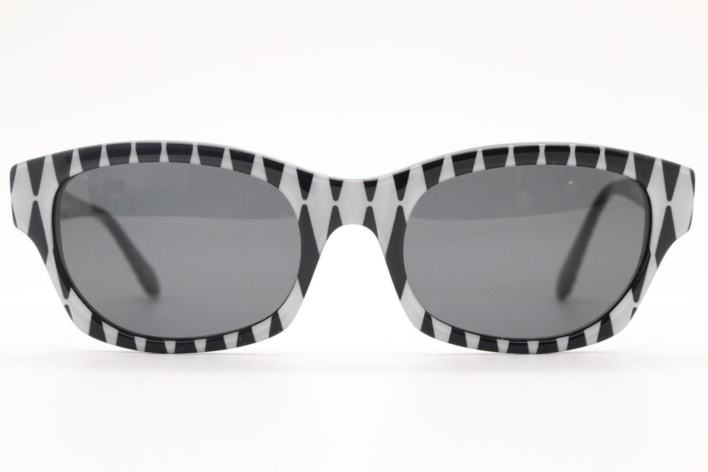 Moschino mind bending op art pattern cateye sunglasses made in Italy. Womens vintage monochrome acetate frame cat eye. 60s design. NOS