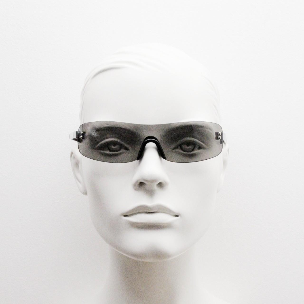 Y2k wraparound shield sunglasses. Grey curved monolens with straight chrome arms and light grey lenses. 00's Cosplay mini mask. NOS