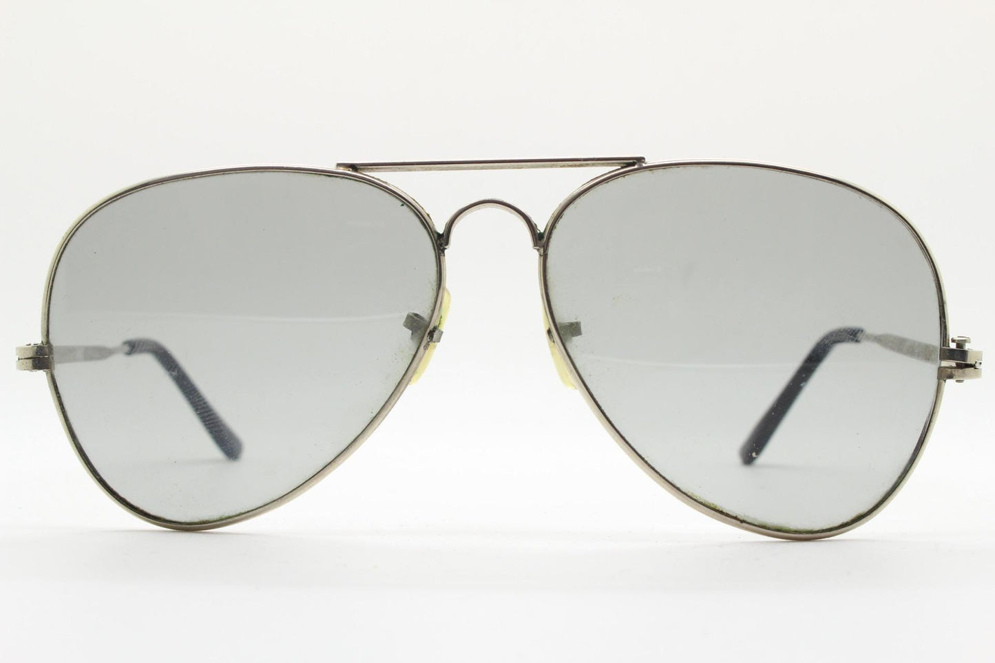 70s vintage aviator sunglasses. Optimal shape classic pilot aviators in a silver metal frame with light tone real glass lenses. Teardrop,