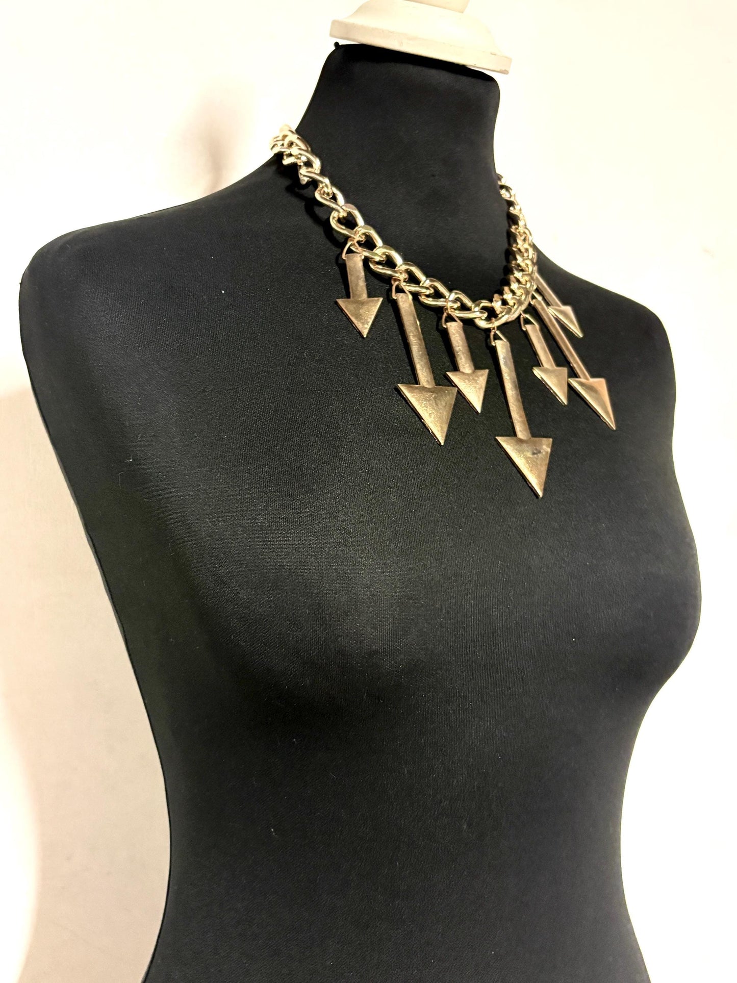 80s vintage massive arrows on a chain necklace. Bombastic golden shiny metal arrows in different sizes on a chunky fat chain. Hip Hop