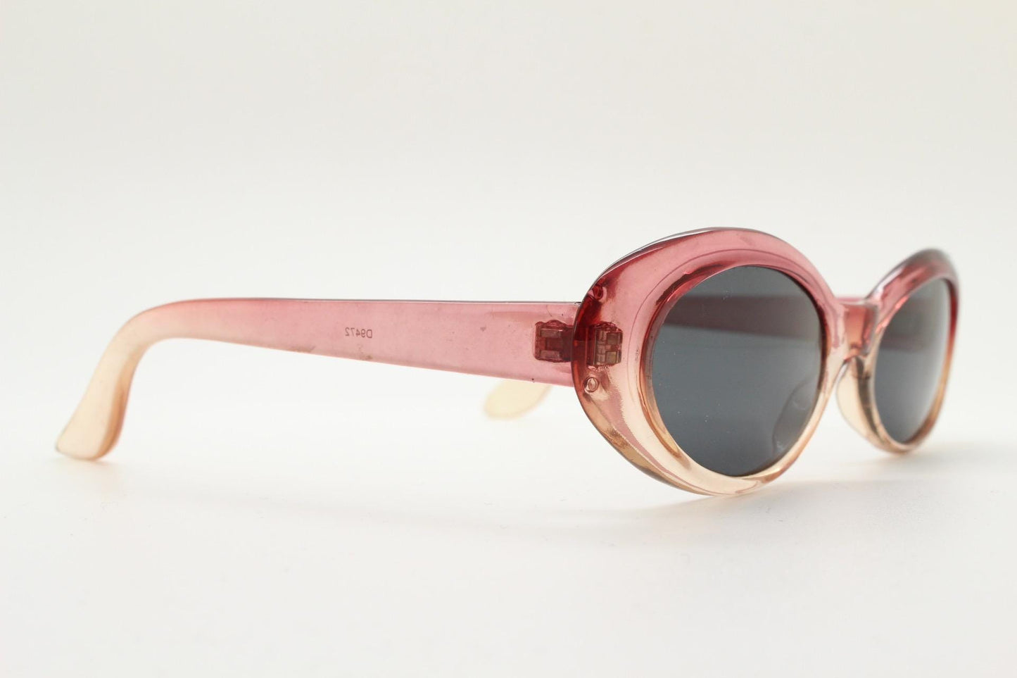 Louis Valentino 90s vintage oval cat eye sunglasses made in Italy. Pink crystal ombre frame with contrasting dark lenses. Y2K. NOS. BNWT