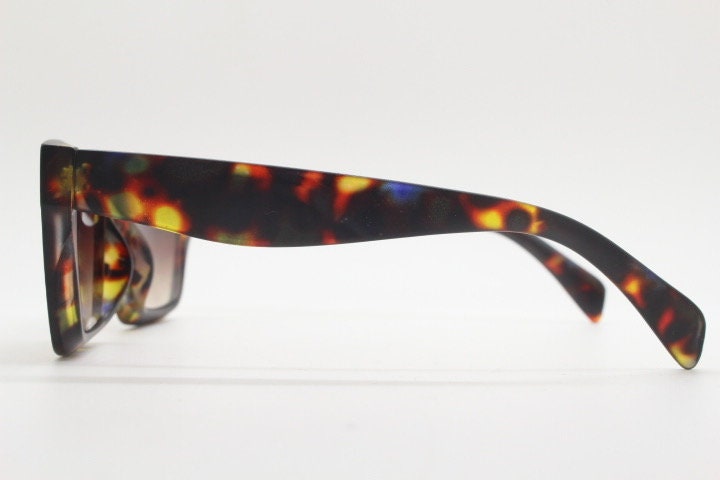 Y2K vintage thick cateye sunglasses. Womens autumnal tortoise coloured big arm cat eye frame with Havana brown gradient lenses. NOS