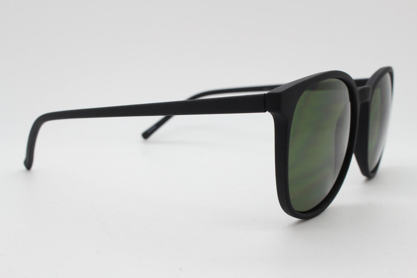 90s vintage round sunglasses. Slim frame in a rubber finish with dark green lenses. BNWT