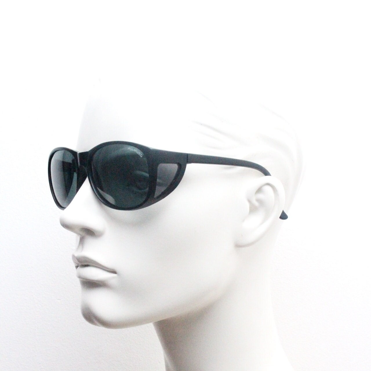 Y2K vintage round side window polarized sunglasses. Black matt frame with curved shield lenses. Small fitovers. 2000s goggle