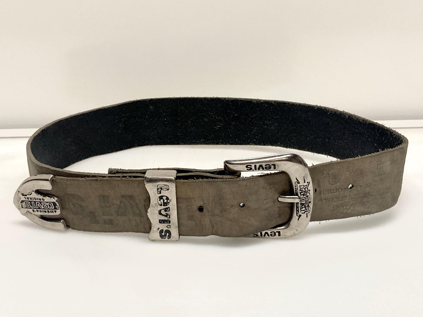 Levi's 80s vintage thick grey genuine leather belt for jeans with detailed buckle and numerous traditional cute logo's stamped all along
